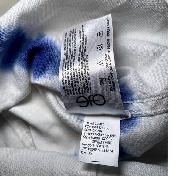 Skinnygirl - NWT - Blue & White Tie Dye Denim Button-Down Top - Picture 9 of 10